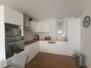 Fridge, microwave, oven, stovetop - SOULAC SUR MER IN THE HEART OF THE RESORT - 6852 (Soulac-sur-Mer)
