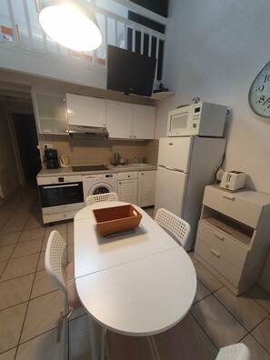 Een koelkast, een magnetron, een oven, een kookplaat