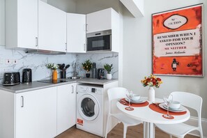 Fridge, microwave, oven, stovetop - Steps to Hyde Park & Portobello 3BD Townhouse (Greater London)