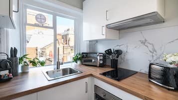 Geladeira, micro-ondas, fogão, cooktop