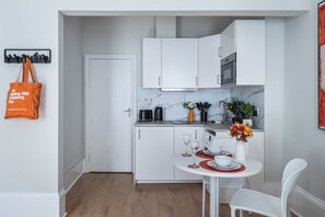 Frigorifero, microonde, forno, piano cottura