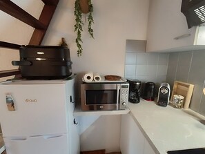 Køleskab, mikrobølgeovn, kogeplade, opvaskemaskine