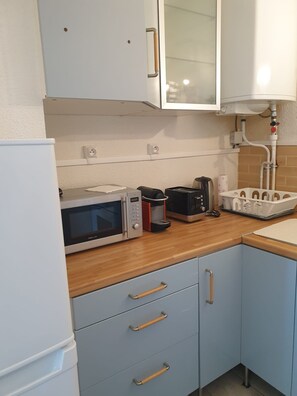 Fridge, microwave, oven, coffee/tea maker