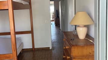 2 slaapkamers, een strijkplank/strijkijzer