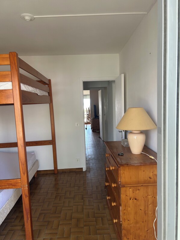 2 slaapkamers, een strijkplank/strijkijzer