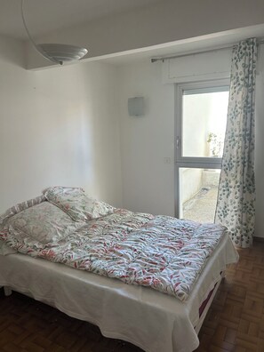 2 bedrooms, iron/ironing board