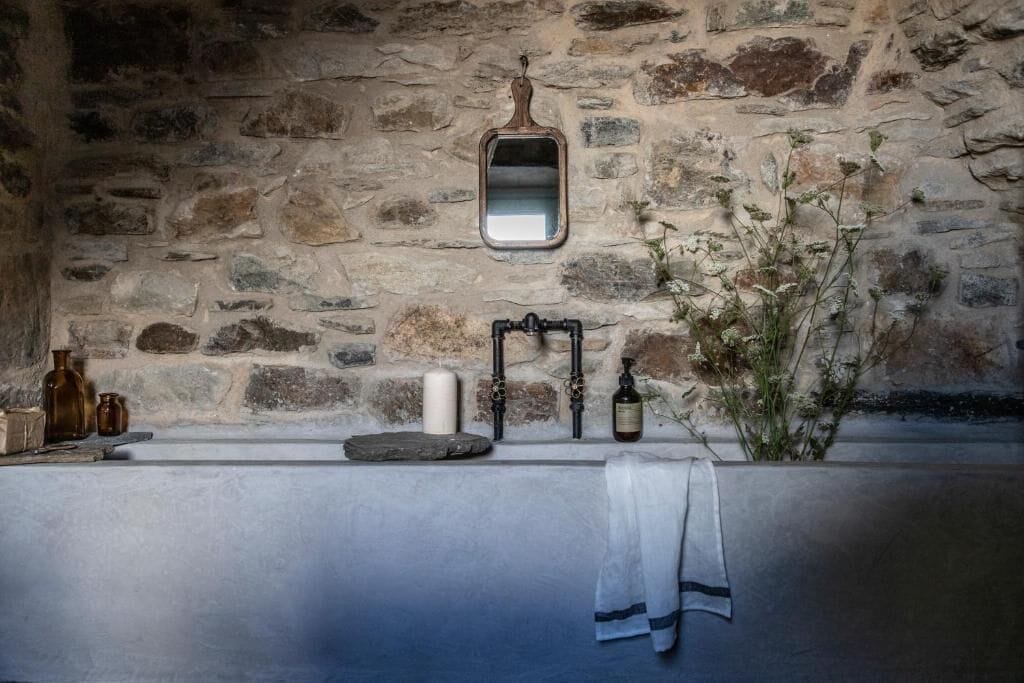 Classic Room | Bathroom | Shower, hair dryer, towels