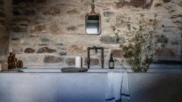 Classic Room | Bathroom | Shower, hair dryer, towels