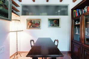 Een 32-inch flatscreentelevisie met digitale zenders