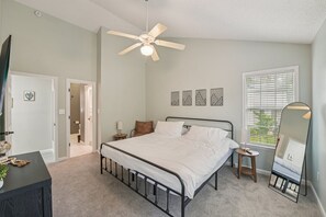 3 bedrooms, desk, free WiFi, bed sheets - Beautiful home in the heart of Holly Springs -just steps from Womble Park (Holly Springs)