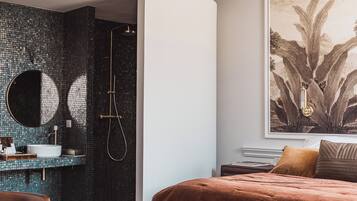 Habitación doble Deluxe, para no fumadores, vista al patio | Cortinas blackout, insonorización y tabla de planchar con plancha