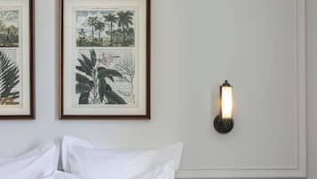 Deluxe Double Room, Non Smoking, Courtyard View | Langsir/tirai gelap terus, kalis bunyi, seterika/papan seterika