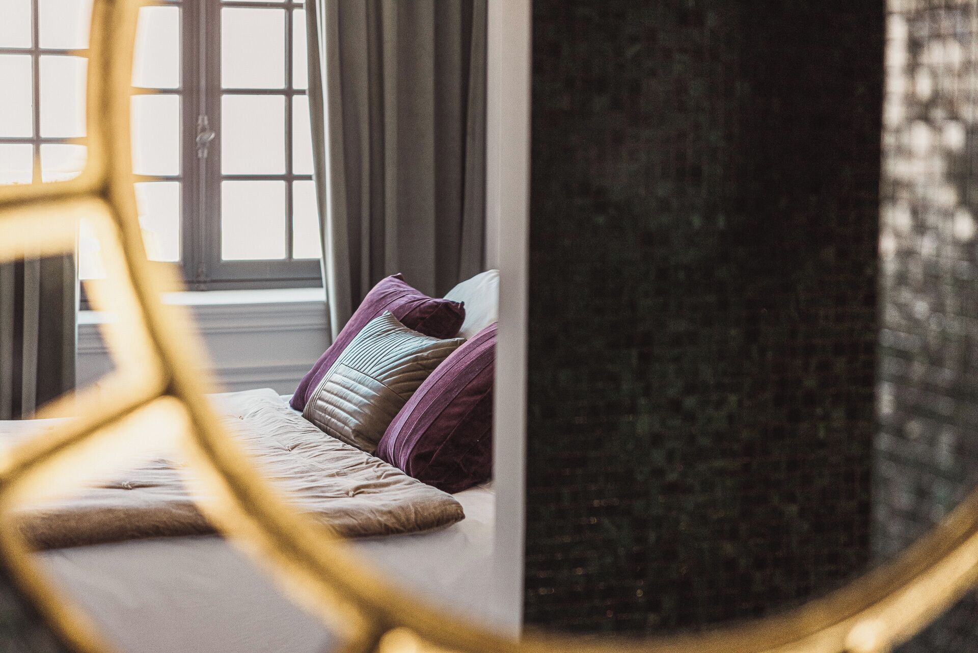Ein Zimmer mit einem Bett, einem Fenster und Blick ins Freie.