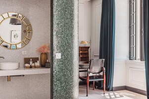 Chambre Double Deluxe, non-fumeurs, vue cour intérieure | Literie de qualité supérieure, rideaux occultants, chambres insonorisées