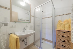Douche, sèche-cheveux, serviettes fournies, savon