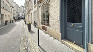 Unclassified image, 2 of 30, button - 1548 GrosCaillou (Paris)
