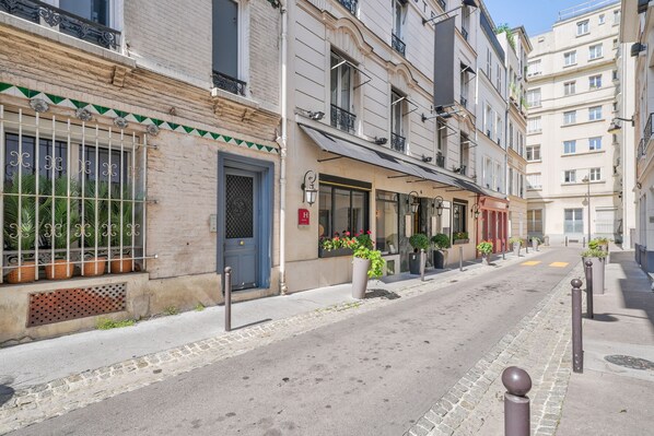 Exterior - 1548 GrosCaillou (Paris)