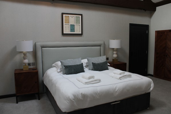 Deluxe kamer, 1 twee- of 2 eenpersoonsbedden | Geluiddichte muren, een strijkplank/strijkijzer, gratis extra bedden