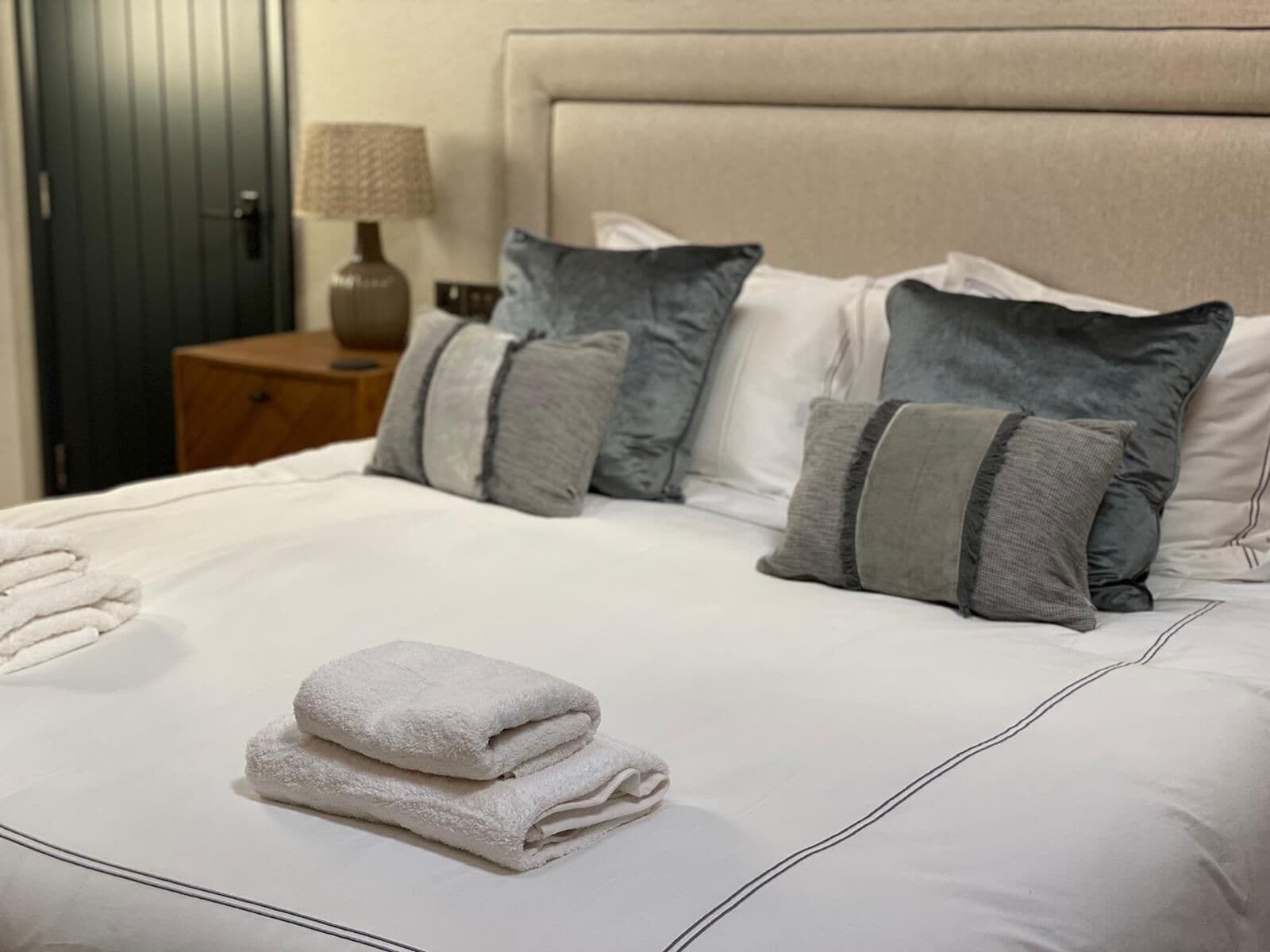 Habitación superior con 1 cama matrimonial o 2 individuales | Insonorización, tabla de planchar con plancha y camas extra gratis 