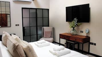 Deluxe Double or Twin Room | Soundproofing, iron/ironing board, free rollaway beds, free WiFi