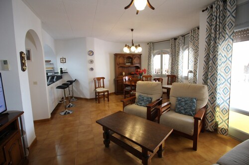 Elegant Family Villa With Pool, Mooring