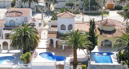 Elegant Family Villa With Pool, Mooring