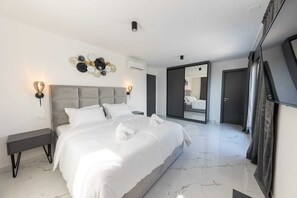 4 bedrooms, iron/ironing board, WiFi, bed sheets