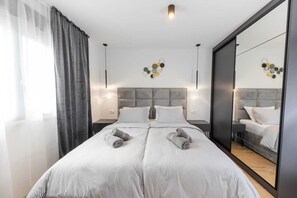 Iron/ironing board, WiFi, bed sheets
