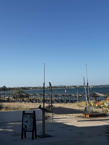 Beachfront  • 4 Guests • Fast WiFi • AC • Near Airport – Artemis Blue Escape