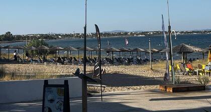 Beachfront • 4 Guests • Fast WiFi • AC • Near Airport – Artemis Blue Escape