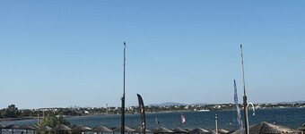 Beachfront • 4 Guests • Fast WiFi • AC • Near Airport – Artemis Blue Escape