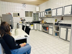 Full-sized fridge, microwave, oven, stovetop