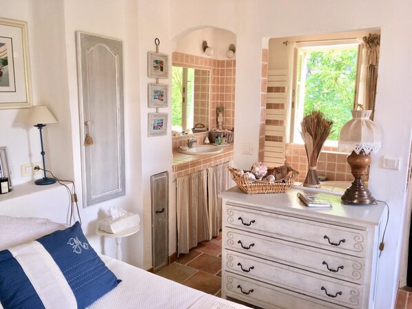 Iron/ironing board, WiFi, bed sheets