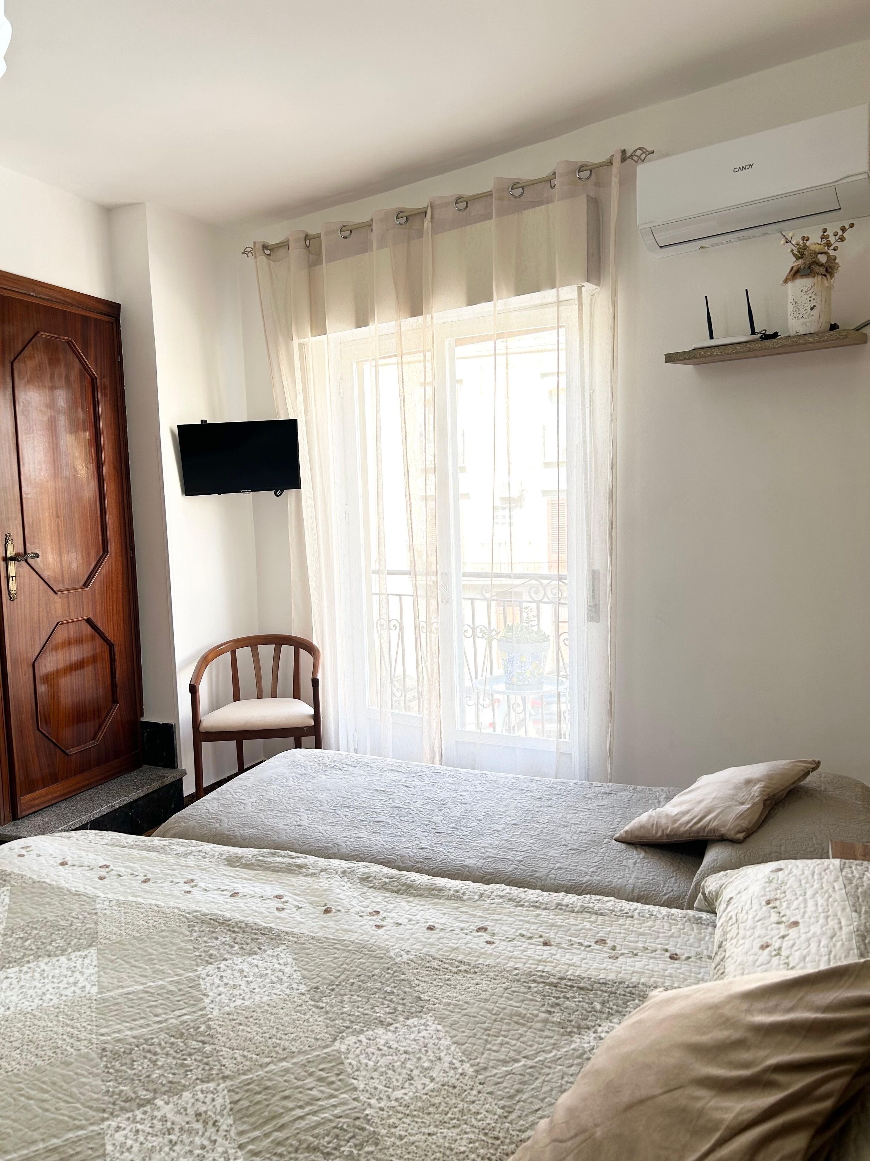 2 habitaciones, tabla de planchar con plancha y ropa de cama 