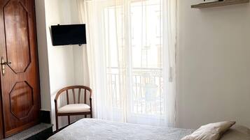 2 habitaciones, tabla de planchar con plancha y ropa de cama