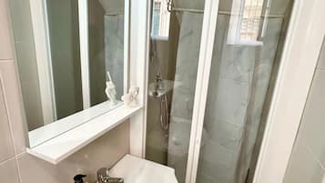 Haartrockner, Bademäntel, Handtücher, Seife