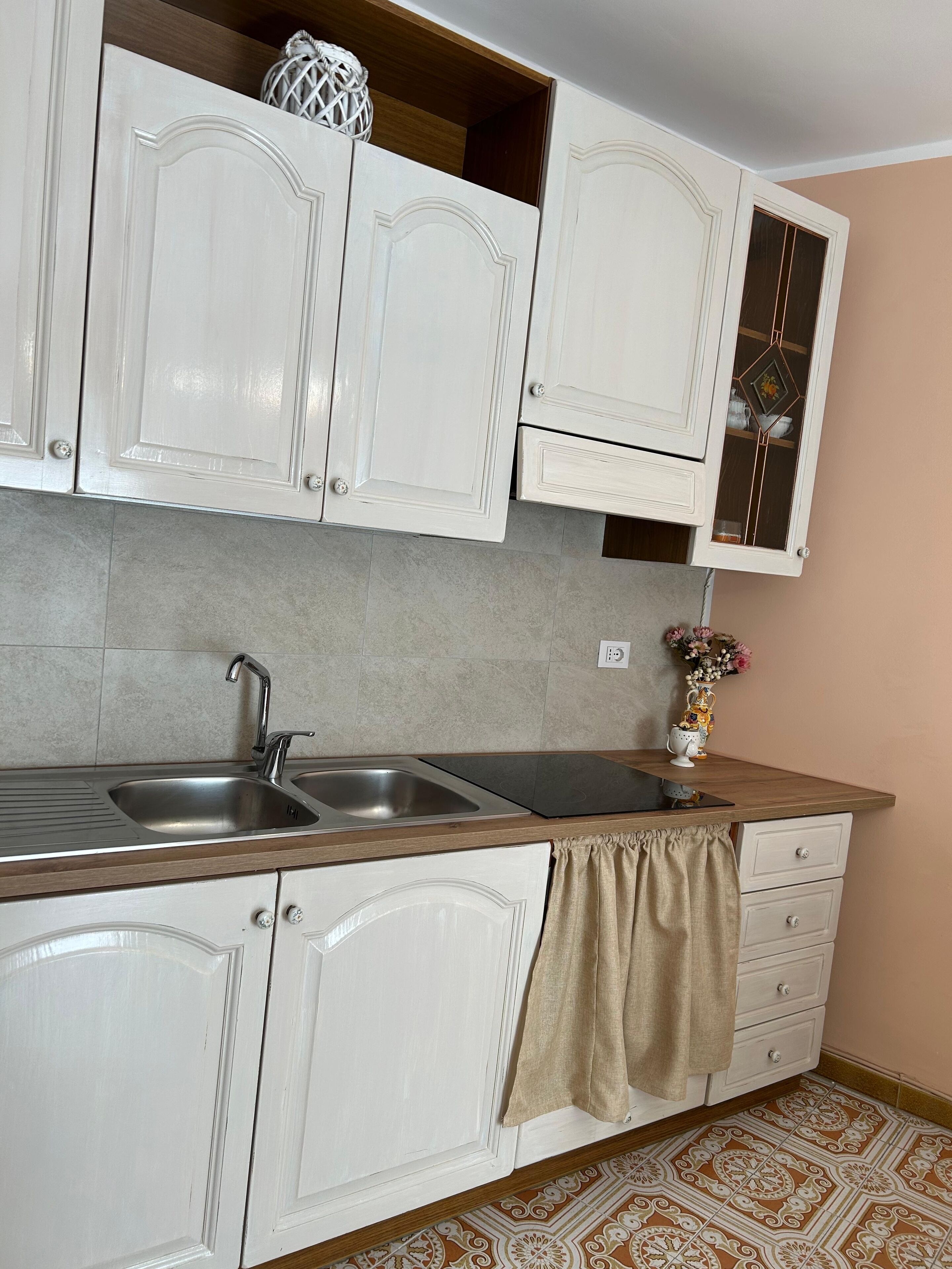 Frigorifero, piano cottura, bollitore elettrico