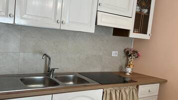 Frigorifero, piano cottura, bollitore elettrico