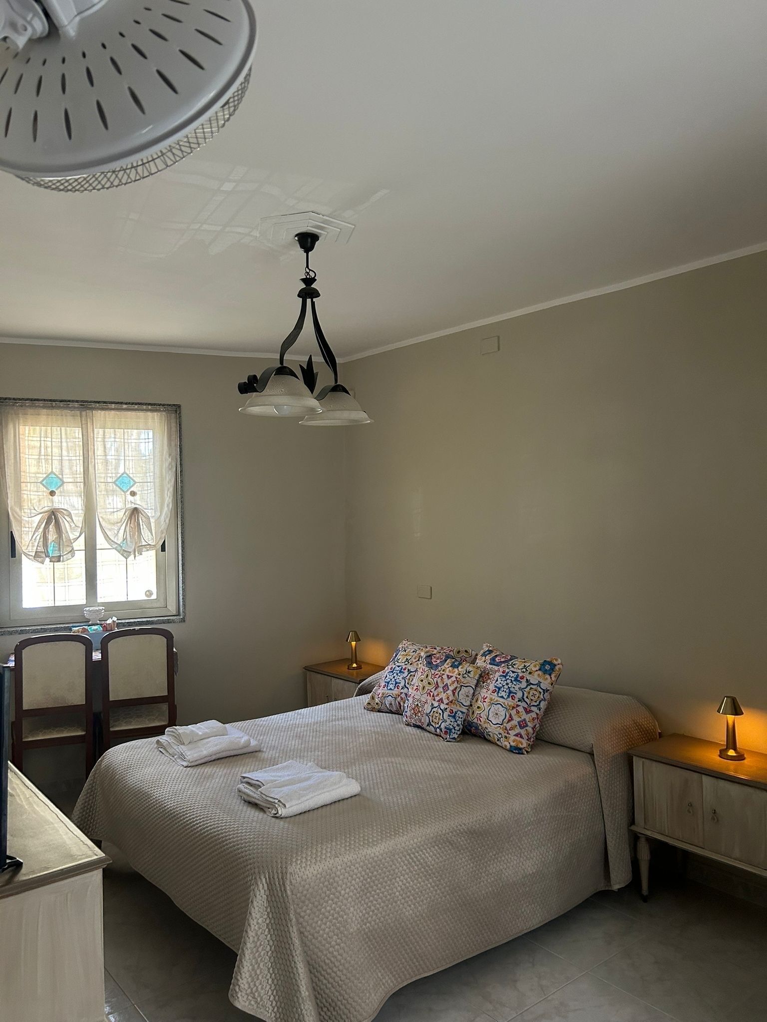 2 quartos, ferros/tábuas de passar roupa, roupa de cama