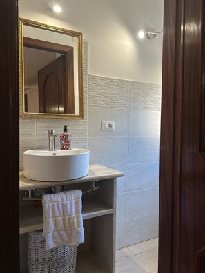 Unclassified image, 5 of 21, button