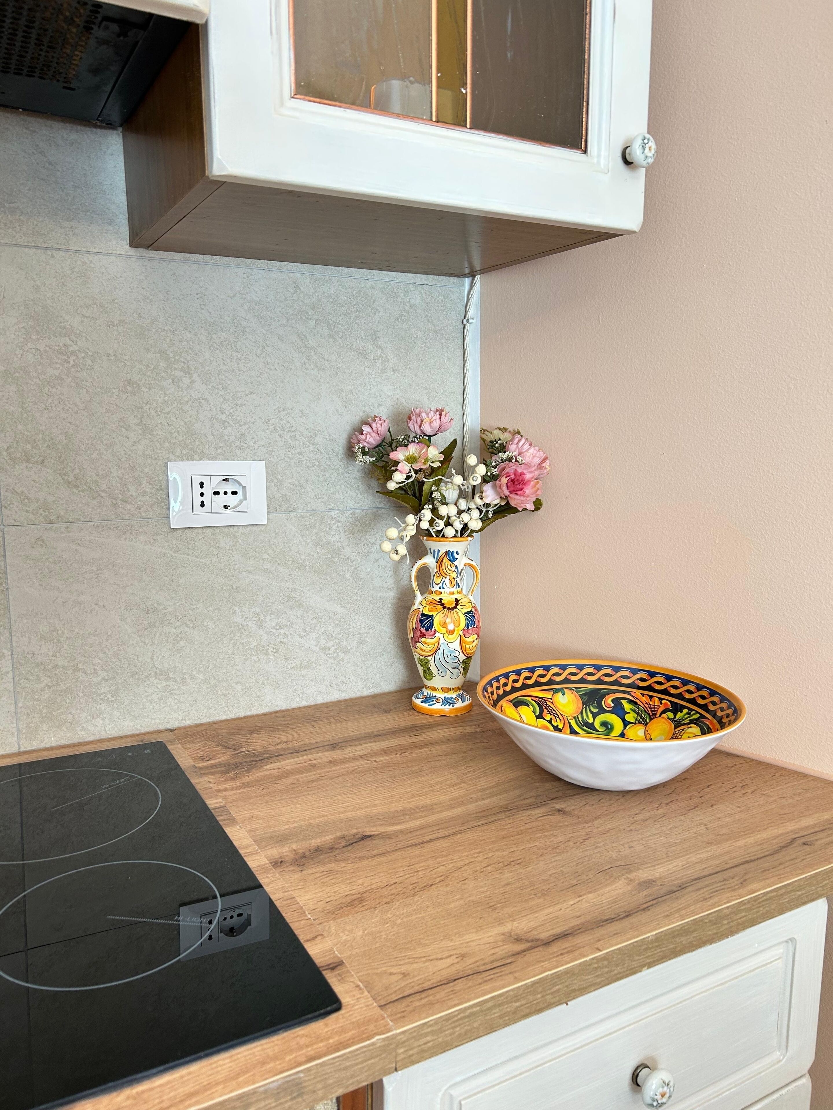 Kühlschrank, Herdplatte, Wasserkocher