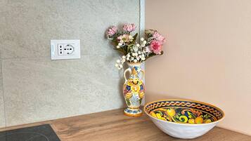 Kühlschrank, Herdplatte, Wasserkocher