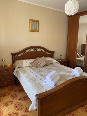 2 bedrooms, iron/ironing board, bed sheets