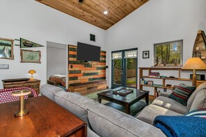 Hus – signature, 2 soverom, ikke-røyk, kjæledyr tillatt | Oppholdsrom | En 49-tommers smart-TV med digitale kanaler samt bøker