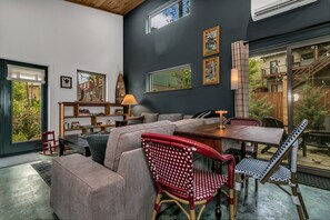 Hus – signature, 2 soverom, ikke-røyk, kjæledyr tillatt | Oppholdsrom | En 49-tommers smart-TV med digitale kanaler samt bøker