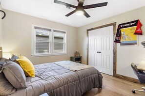 3 bedrooms, desk, iron/ironing board, WiFi - 7th St Trailhead, Close to Bentonville Square (Bentonville)