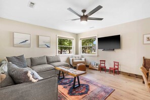 Tv, böcker och kontor