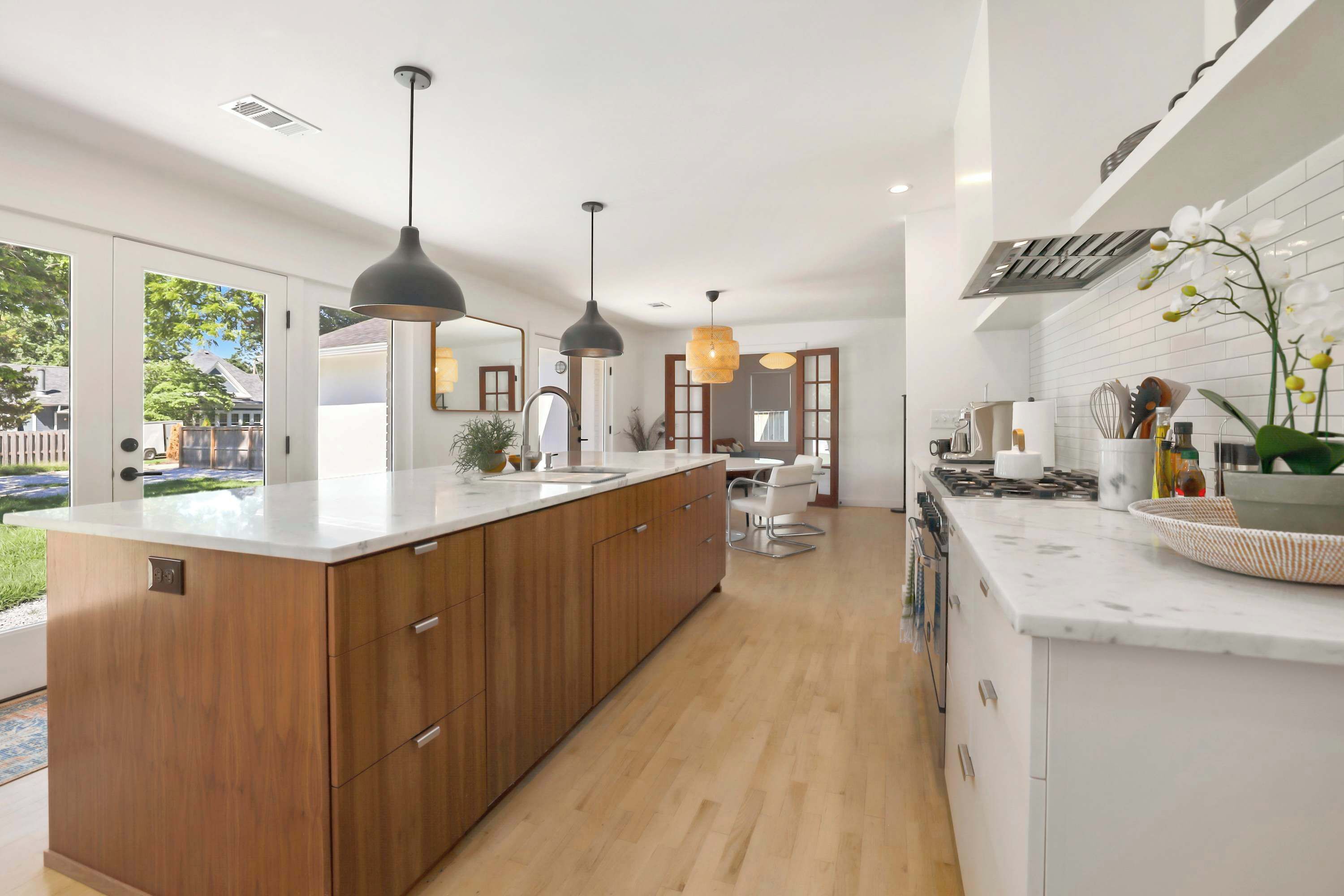 電子レンジ、コンロ、食器洗い機、コーヒー / ティーメーカー