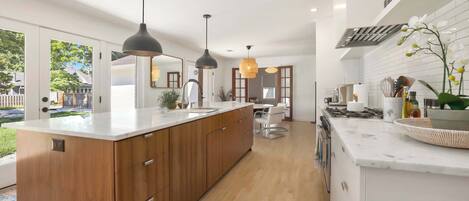 Microondas, placa de cocina, lavavajillas, cafetera/tetera