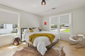 3 bedrooms, iron/ironing board, WiFi, bed sheets - Eclectic Retreat, Downtown Bentonville (Bentonville)